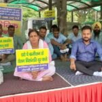 लिपिकों ने शुरू की सांकेतिक हड़ताल – 35400 बेसिक-पे की मांग के लिए बैठे हड़ताल पर